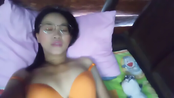 Söpö Thai tyttö masturboi orgasmin