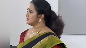 Une Milf Indienne Du Sud Voluptueuse Avec De Gros Seins Et Des Fesses